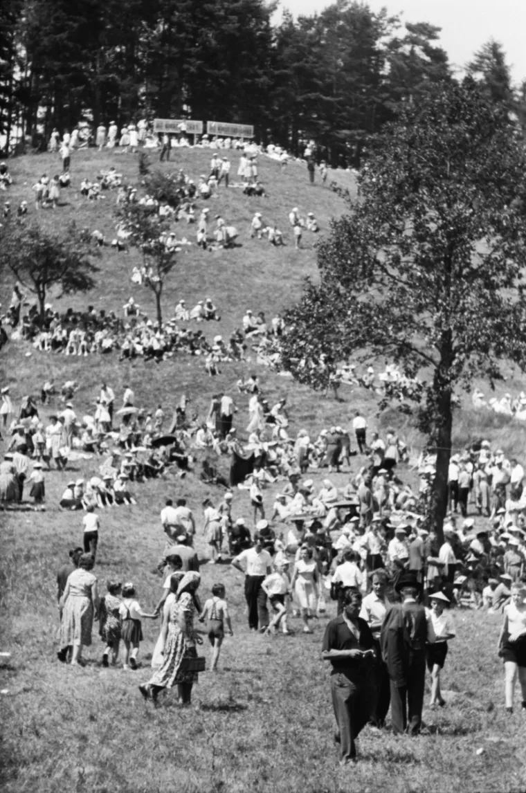 Nakon atentata nacisti su uveli  izvanredno stanje. Dana 10. lipnja sravnjeno je selo Lidice i strijeljani svi muški stanovnici u dobi od 14 do 84 godine. Lidice su odabrane jer su njezini stanovnici lažno optuženi za pružanje utočišta lokalnim partizanima  i pomaganje članovima tima Operacije Antropoid.