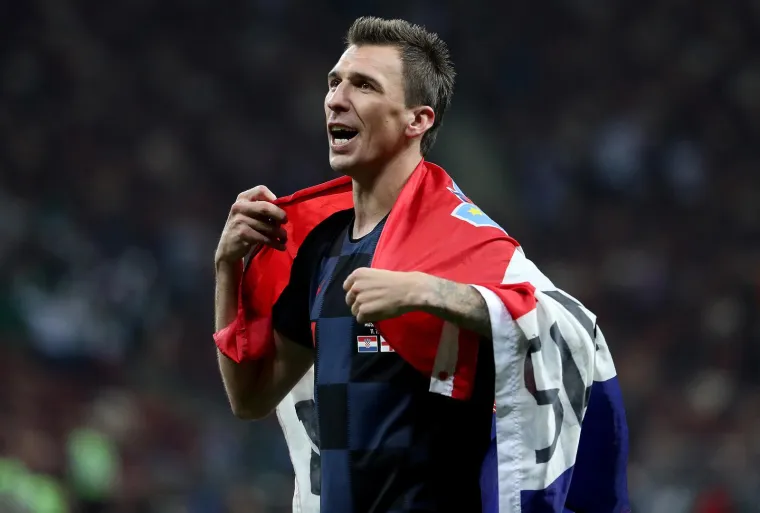Jedan jedini - Mandžo! Svojim je radom i trudom na terenu ostavljao baš svakoga bez daha. Mandžukić je igrač koji je za svaki dres dao sve od sebe, a posebno ga pamtimo kao devetku naše reprezentacije. U svojoj bogatoj karijeri igrao je za Bayern Munchen, Atletico Madrid i Juventus, a na Instagramu ga prati 3.9 milijuna ljudi.