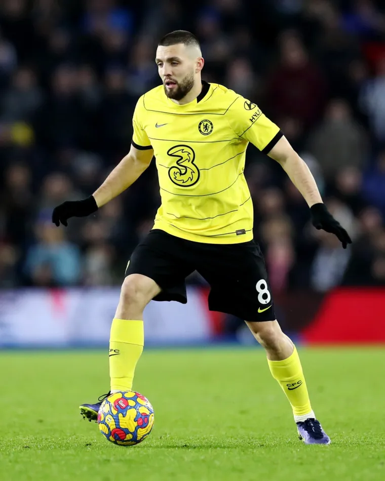 Mateo Kovačić jedan je od glavnih igrača u Chelseaju i među najboljim veznim igračima engleske Premier lige. Kova sada nosi i veliki teren u reprezentaciji, a nalazi se na trećem mjestu najpraćenijih hrvatskih sportaša s 4.7 milijuna fanova.