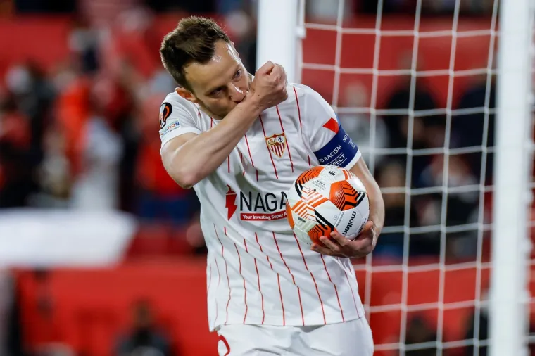 Kapetan Seville i uz kapetana Modrića glavni nositelj srebrne Hrvatske iz Rusije 2018. godine. Ivan Rakitić možda se povukao iz reprezentacije, ali još uvijek igra odličan nogomet. Dugogodišnji član Barcelone na Instagramu ima 17.4 milijuna pratitelja.