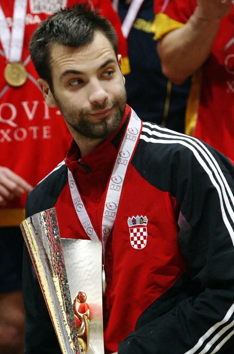 Svega šest godina kasnije Balić je trebao debitirati za nacionalnu vrstu na Mediteranskim igrama 2001. godine no to se nije dogodilo zbog ozljede, a debi je odgođen za iduću godinu.

&apos;Prvi sam put vidio Ivana na pripremama reprezentacije u Rovinju 2002. Gledao sam trening iz kafića u društvu svoga kolege trenera Dragana Rajića. Ivano me nije mogao vidjeti. Došao je na trening u sportskoj opremi, a tenisice je nosio u najlonskoj vrećici koju je objesio o štap&apos;, opisao je za Večernji list Lino Červar svoj prvi susret s Ivanom. Od kese na štapu do najboljeg rukometaša na planetu Ivano je prošao za samo godinu dana kada se 2003. godine okitio svjetskim zlatom, a potom i olimpijskim. 