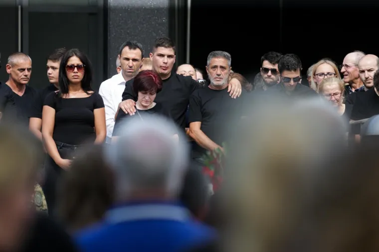 Velika tuga na ispraćaju žrtava ubojice s Kajzerice: Josipa i Paulo pokopani su u bijelim lijesovima