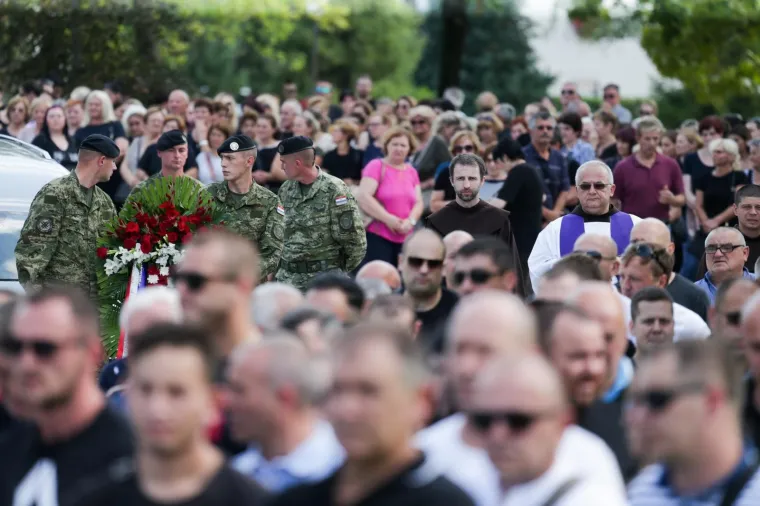 Velika tuga na ispraćaju žrtava ubojice s Kajzerice: Josipa i Paulo pokopani su u bijelim lijesovima