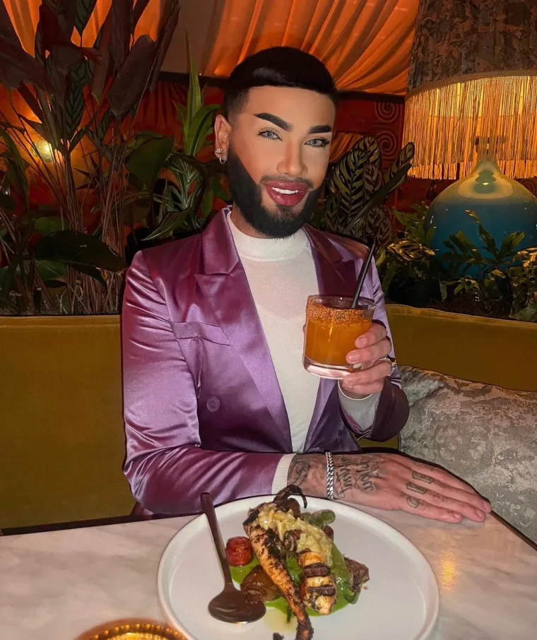 Rudy je u razgovoru također zahvalio Nicki Minaj za koju kaže da je njegova najveća inspiracija. &quot;Oh, hvala Nicki! Kraljica. Toliko me inspirira&quot;, dodao je Rudy. U nastavku pogledajte kakvim se izdanjima ovaj vizažist hvali na društvenim mrežama...