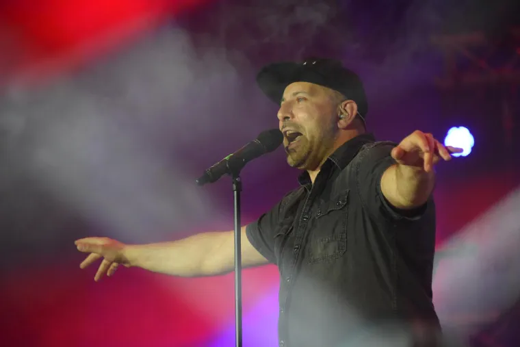 Parni Valjak održao fantastičan koncert u spomen pokojnom Akiju Rahimovskom u prepunoj pulskoj Areni