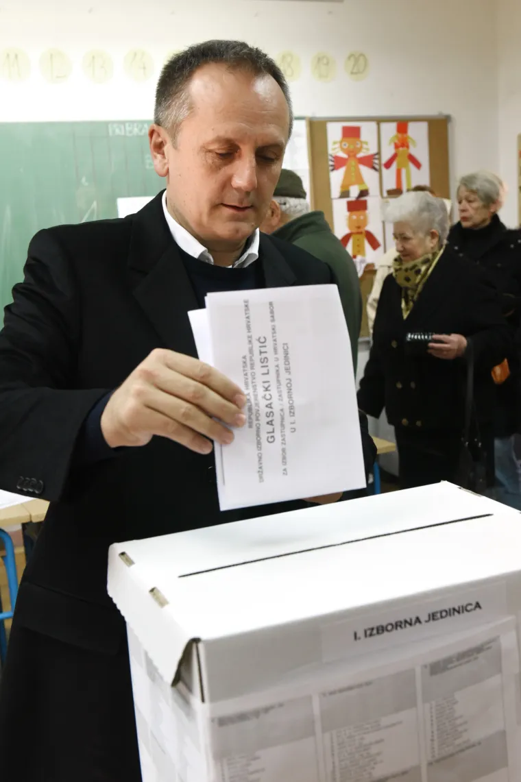 Brojni hrvatski političari ispunili građansku dužnost: glasali su i Milanović, Karamarko, Bandić, Čačić, Sinčić...