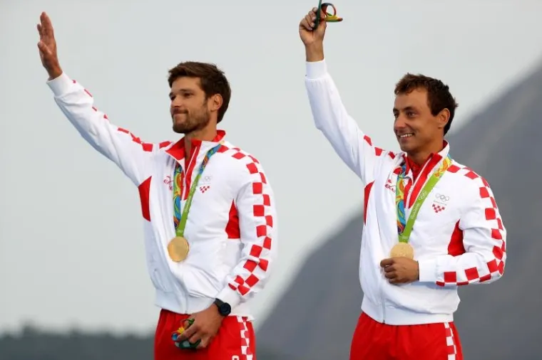 Hrvatski jedriličari Šime Fantela i Igor Marenić primili su zlatnu medalju na Olimpijskim igrama u Rio de Janeiru.