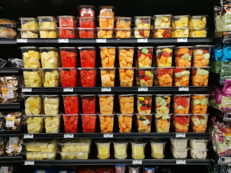 7. Prethodno narezano voće iz supermarketa: Kada je u pitanju kupnja već narezanog voća, moramo biti oprezni jer nikad ne možemo biti sigurni jesu li poduzeti ispravni sanitarni koraci kada ga je trgovina rezala. Može postojati rizik od zaraze E. coli, salmonelom i drugim bakterijskim patogenima, iako je to rijetko. U Kanadi je provedena studija u kojoj je jedan znanstvenik otkrio da je relativno sigurno konzumirati prethodno narezano voće i povrće.