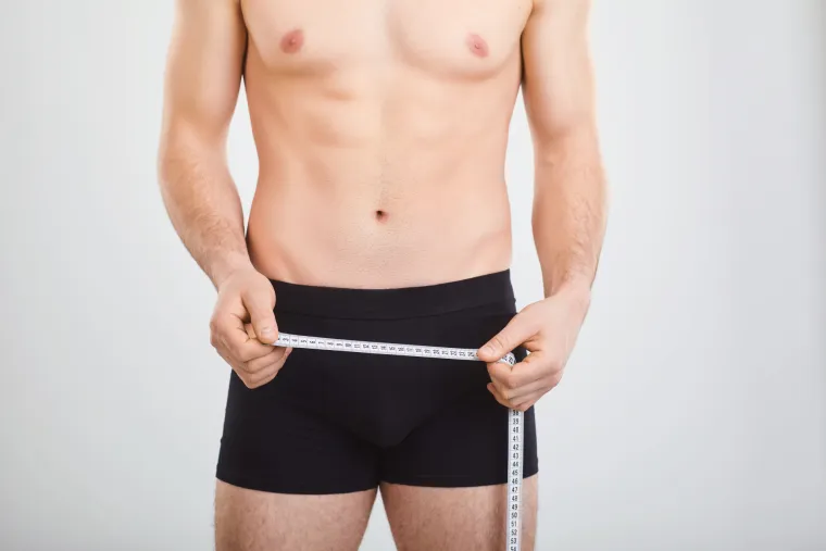 6. Korištenje produljivača za penis: Postoji nekoliko uređaja koje muškarci mogu svakodnevno nositi ispod svoje odjeće kako bi postupno rastegli penis i dodali duljinu i/ili opseg. Dva od najranijih uređaja, Andro-Penis i Golden Erect, koriste se i danas. Neki stručnjaci misle da bi ovi uređaji mogli biti učinkoviti, a vrlo mala studija iz 2015. pokazala je da je Andro-Penis povećan otprilike pola inča u duljinu. Ipak, liječnik Jamin Brahmbhatt s Floride, ne misli da su nelagoda i mogućnost nastanka ožiljaka vrijedni rizika. “Istraživanja o prednostima produljivača penisa su oskudna,” kaže za MensHealth.com. &quot;Osim toga, morate ih nositi satima dnevno na osjetljivom dijelu tijela.&quot;