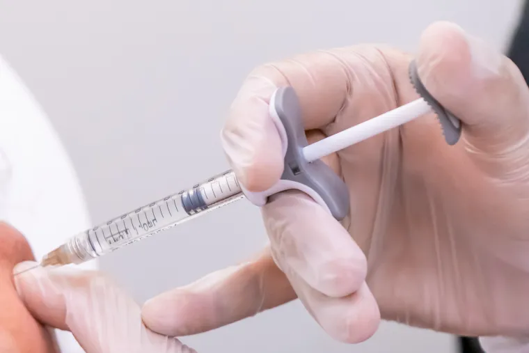 7. Ubrizgavanje dermalnih filera: Ubrizgavanje dermalnih filera u vaš penis je još jedna metoda povećanja penisa i može povećati vaš obim za centimetar ako se to ponavlja tijekom vremena. Ali učinci su samo privremeni. &quot;Dugovječnost vaših filera ovisit će o tome koliko je vaš penis aktivan, jer će više kretanja povećati metabolizam filera&quot;, kaže Cheung. Postoje i potencijalne nuspojave, uključujući oticanje, modrice i kvržice ispod kože.