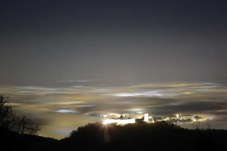 Pogled sa sljemenskog vidikovca na Zagreb obavijen gustom maglom.
