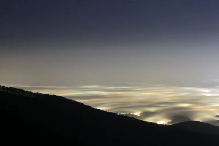 Pogled sa sljemenskog vidikovca na Zagreb obavijen gustom maglom.