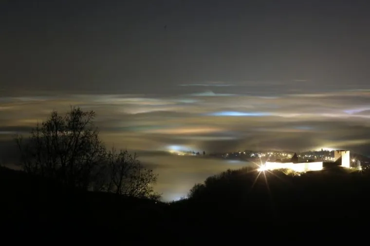 Pogled sa sljemenskog vidikovca na Zagreb obavijen gustom maglom.