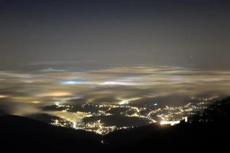 Pogled sa sljemenskog vidikovca na Zagreb obavijen gustom maglom.