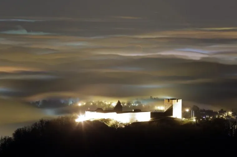 Pogled sa sljemenskog vidikovca na Zagreb obavijen gustom maglom.