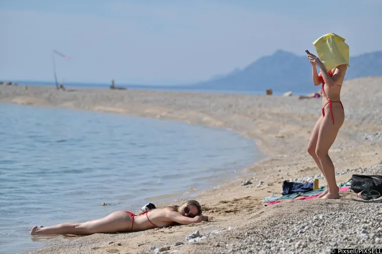 Kakva Ivana Knoll, kakva Severina, svi su gledali u ove dvije misteriozne afrodite na plaži u Makarskoj