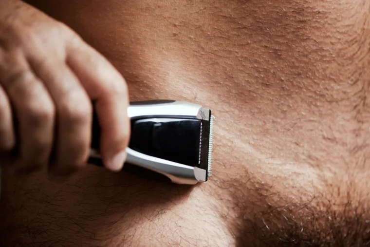 9. Brijanje stidnih dlaka: Ako želite veći penis, a niste za rastezanje ili ubrizgavanje, možete učiniti vaš penis većim lakom metodom, a to je brijanje stidnih dlačica. Razmislite o tome: ako je vaš penis obavijen gomilom dlaka, izgledat će manji nego da je vidljiv u svom punom sjaju.