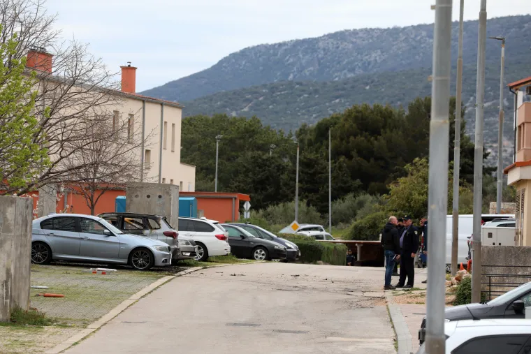 Ovo je mjesto gdje su na Cresu zapaljena 3 automobila. Ljudi su šokirani. To je uvijek bilo mirno mjesto za život