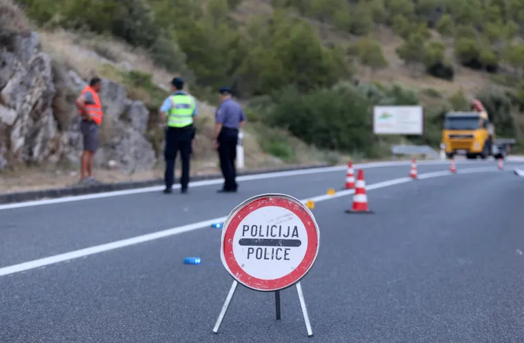 U teškoj prometnoj nesreći automobil sletio s ceste: Jedna osoba smrtno stradala