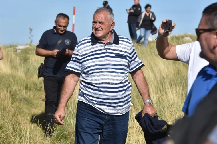 Svečano otkrivanje Spomenika Domovini na 1656 metara nadmorske visine koje nosi ime po preminulom branitelju Dragi Grubaču. Spomenik su otkrila djeca branitelja.