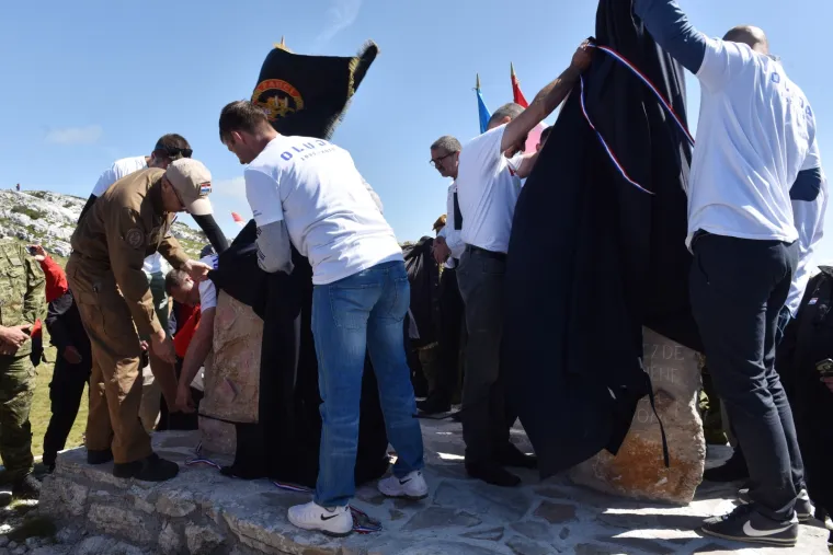 Svečano otkrivanje Spomenika Domovini na 1656 metara nadmorske visine koje nosi ime po preminulom branitelju Dragi Grubaču. Spomenik su otkrila djeca branitelja.
