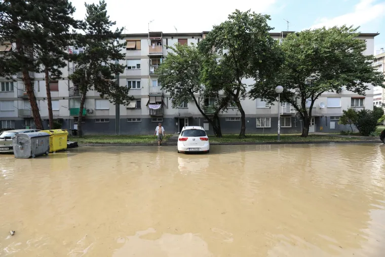 U Gajnicama pukla cijev, poplavljeno parkiralište i okolne ulice: 'Djeca i psi jedini guštaju...'