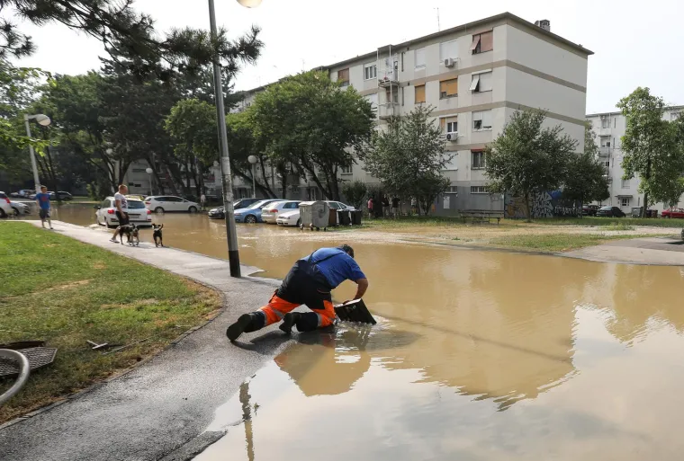 U Gajnicama pukla cijev, poplavljeno parkiralište i okolne ulice: 'Djeca i psi jedini guštaju...'