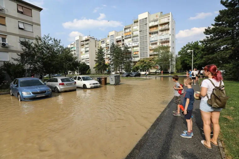 U Gajnicama pukla cijev, poplavljeno parkiralište i okolne ulice: 'Djeca i psi jedini guštaju...'