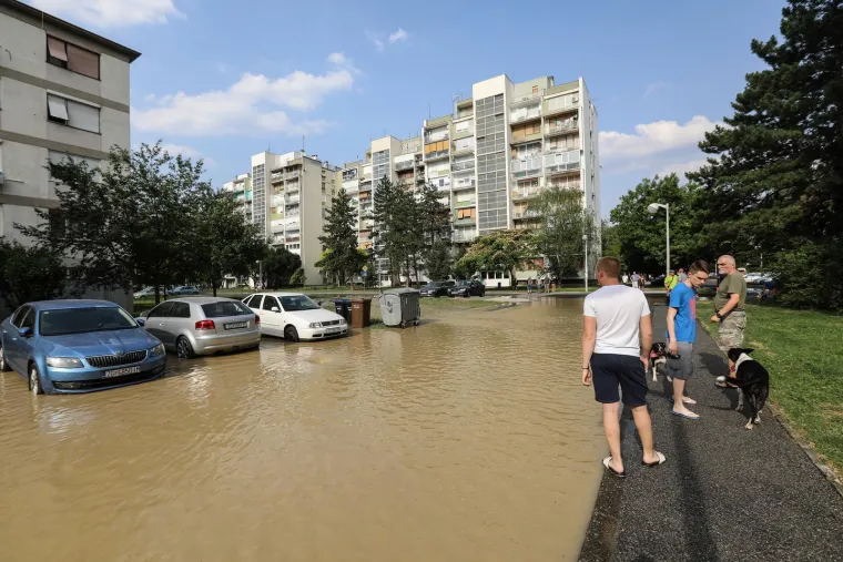 U Gajnicama pukla cijev, poplavljeno parkiralište i okolne ulice: 'Djeca i psi jedini guštaju...'