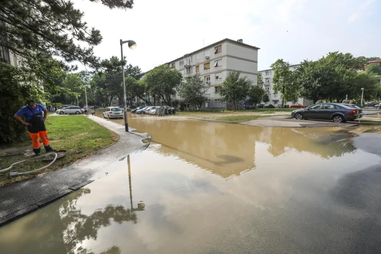 U Gajnicama pukla cijev, poplavljeno parkiralište i okolne ulice: 'Djeca i psi jedini guštaju...'