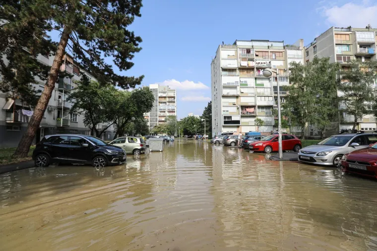 U Gajnicama pukla cijev, poplavljeno parkiralište i okolne ulice: 'Djeca i psi jedini guštaju...'