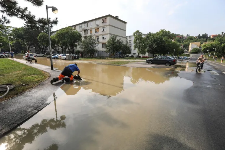 U Gajnicama pukla cijev, poplavljeno parkiralište i okolne ulice: 'Djeca i psi jedini guštaju...'