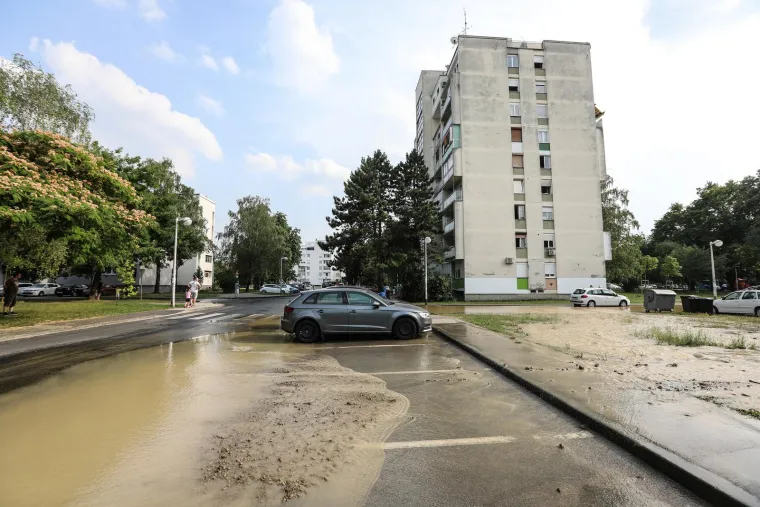U Gajnicama pukla cijev, poplavljeno parkiralište i okolne ulice: 'Djeca i psi jedini guštaju...'