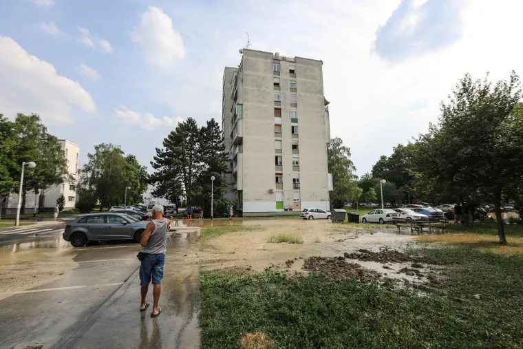 U Gajnicama pukla cijev, poplavljeno parkiralište i okolne ulice: 'Djeca i psi jedini guštaju...'