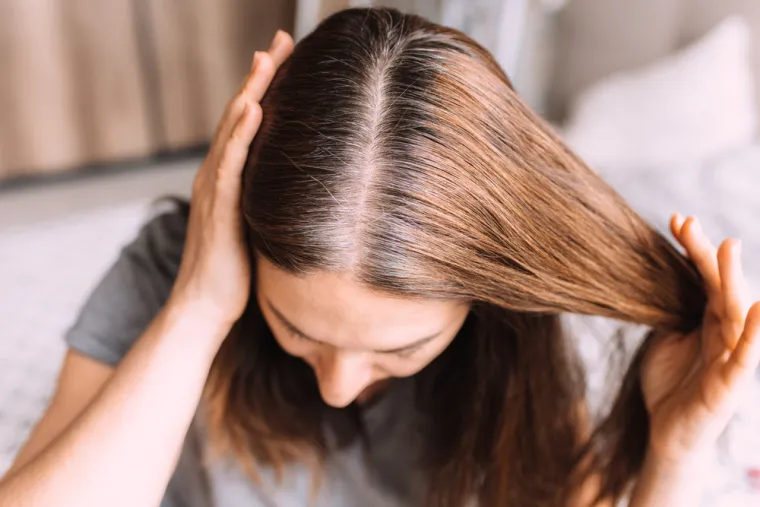 7. Promjena boje kose: Svi imamo svoje jedinstvene tonove i nijanse kose, što se također odražava u našim individualnim reakcijama na hormonalne promjene. Hormoni mogu utjecati i utječu na boju kose na prirodnim i obojenim pramenovima. Progesteron i kortizol mogu izazvati promjene u sjeni, ali estrogen je dominantan faktor. Može odrediti veći sadržaj melanina – tvari koja proizvodi pigmentaciju u ženskoj kosi. 