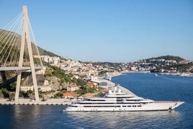 Potpuno nova Lurssen-ova 140 metara duga jahta Scheherezade uplovila u grušku luku 2020 godine. Jahta je tada predana novom vlasniku