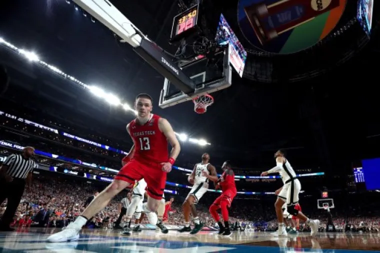 Košarkaši sveučilišta Virginia i Texas Tech borit će se za ovogodišnji naslov NCAA prvaka, nakon što su u polufinalnim utakmicama odigranim u Minneapolisu igrači Virginije svladali Auburn sa 63-62, a momčad iz Texasa nadigrala Michigan State sa 61-51.
