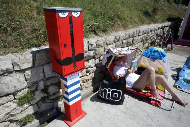 Kupače u Splitu oduševila sjajna ideja: Na Bačvicama automat s besplatnim knjigama