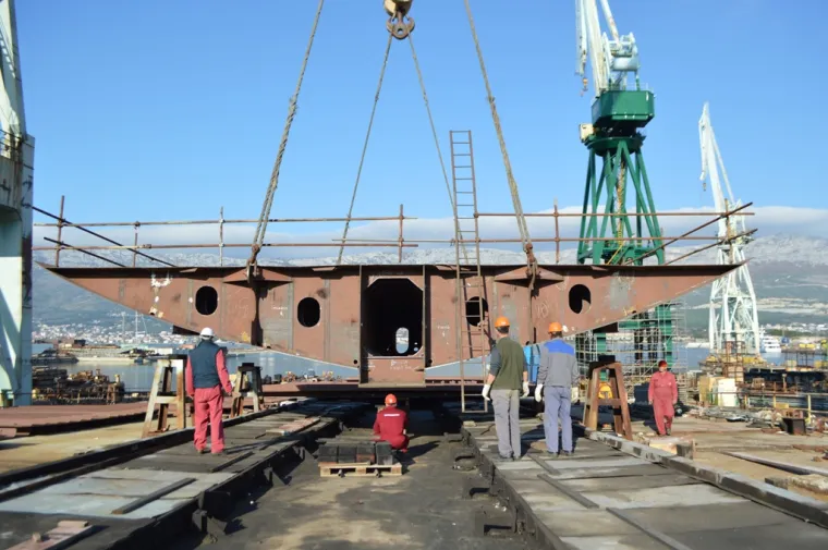 Jedrenjak se gradi za kompaniju Star Clippers Ltd. iz Monaca.