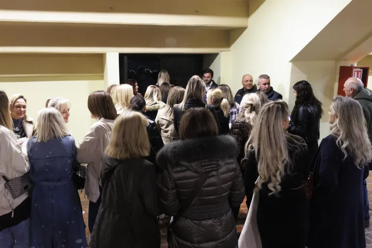 Lepa Brena privukla estradnu kremu: Andrei Šušnjari provirio raskošan dekolte, Giuliano izveo lijepu suprugu