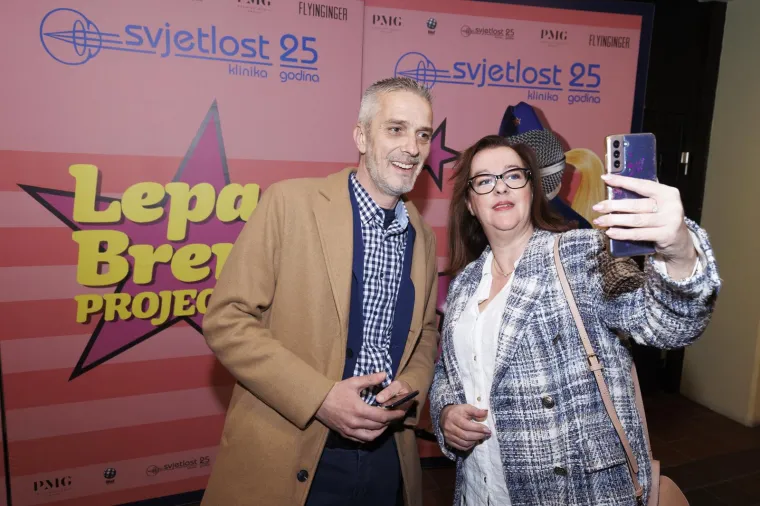 Lepa Brena privukla estradnu kremu: Andrei Šušnjari provirio raskošan dekolte, Giuliano izveo lijepu suprugu