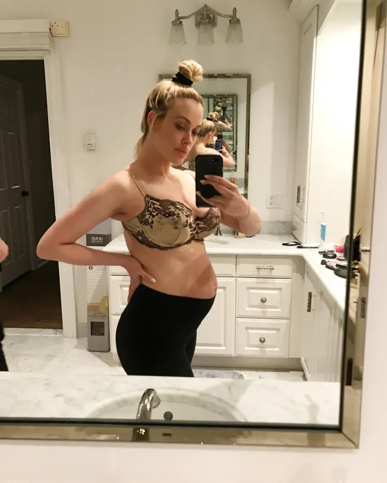 Plesačica latinoameričkih plesova Peta Murgatroyd na Instagramu je objavila fotku samo 8 dana nakon rođenja sinčića. &quot;Stvaran život: snimila sam ovu fotografiju 8 dana nakon poroda. Izašla sam iz bolnice i izgledala kao da sam pet mjeseci trudna. Mnogi ljudi misle da se žena mora odmah vratiti na svoju težinu od prije poroda. To nije istina za većinu. Žensko tijelo je nevjerojatno i otporno, ali za oporavak i jačanje treba vremena. Sada je vrijeme za strpljenje i naporan rad&quot;, napisala je plesačica uz fotku.