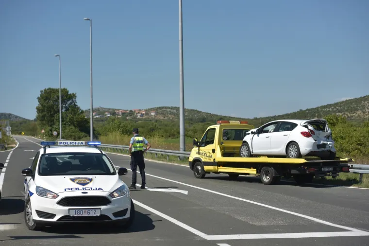 U prometnoj nesreći između dva automobila i kamiona jedna je osoba smrtno stradala, a tri su osobe ozlijeđene