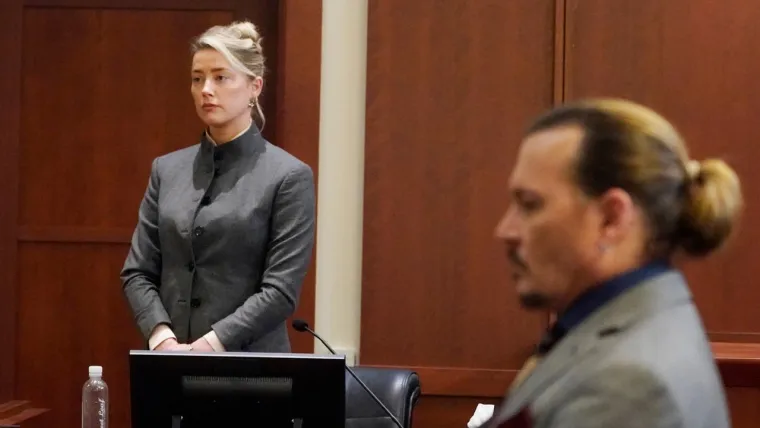 Johnny Depp tužio je Amber Heard za klevetu, tvrdeći da mu je uništila reputaciju i karijeru. Suđenje su uživo pratile tisuće ljudi.
