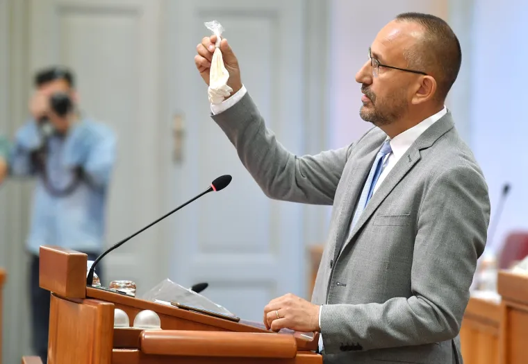 U saboru nikad dosadno, no ove godine najzanimljivija je vjerojatno bila eskapada Hrvoja Zekanovića s &quot;kokainom&quot; koji je navodno &quot;pronašao na Pantovčaku.&quot;