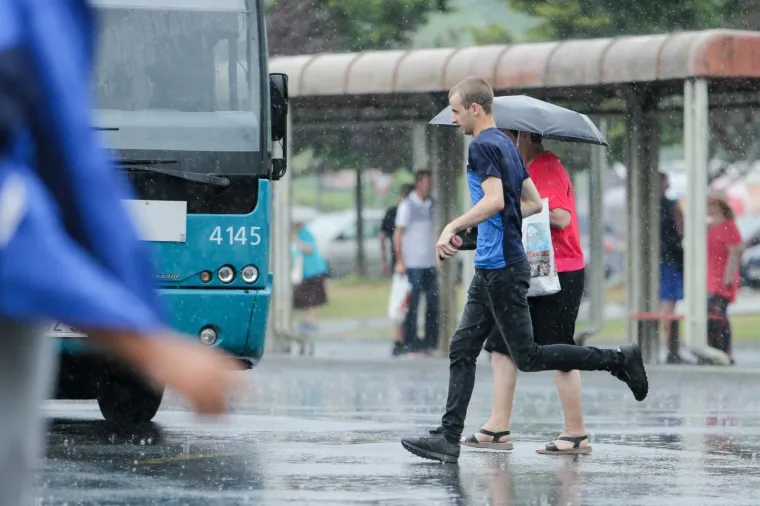 Kiša 'oprala' Zagrepčane: Nakon toplinskog vala u metropolu je stigla najavljena promjena vremena