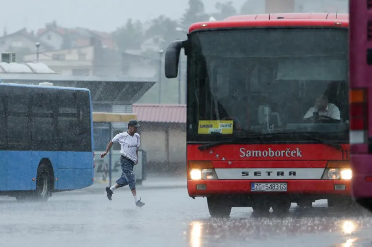 Kiša 'oprala' Zagrepčane: Nakon toplinskog vala u metropolu je stigla najavljena promjena vremena