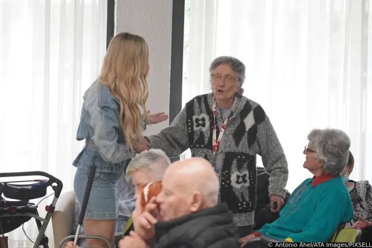Turbofolk zvijezda odjenula usku minicu i štikle pa se ukazala u staračkom domu: Nastala je prava fešta