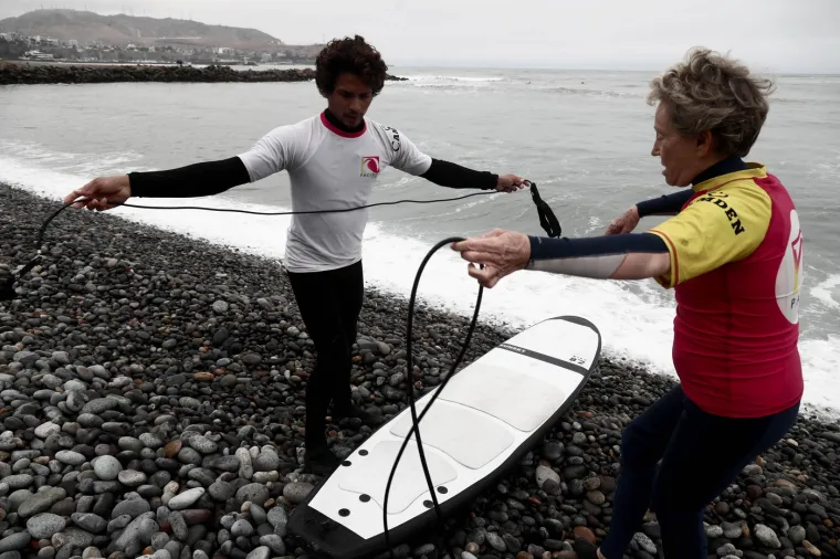Dokaz da su godine samo broj: Nora ima 67 i oduševljava surferskim vještinama
