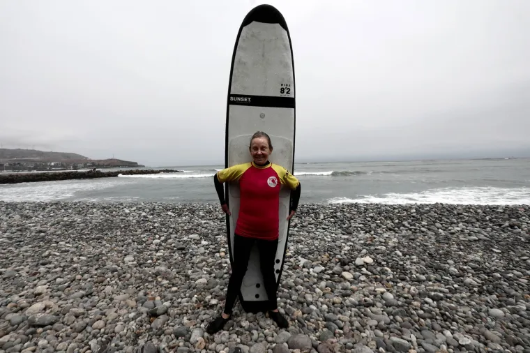 Dokaz da su godine samo broj: Nora ima 67 i oduševljava surferskim vještinama